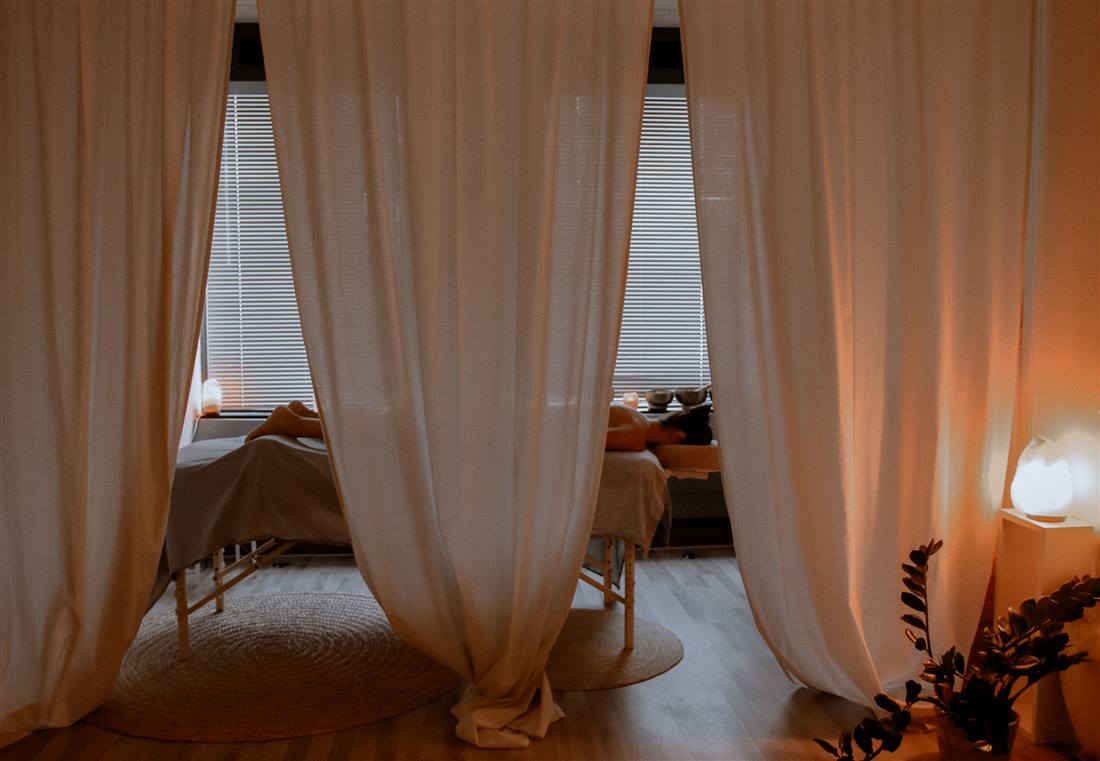 Lichte behandelruimte bij heartspace108, praktijk voor holistisch welzijn in Rotterdam