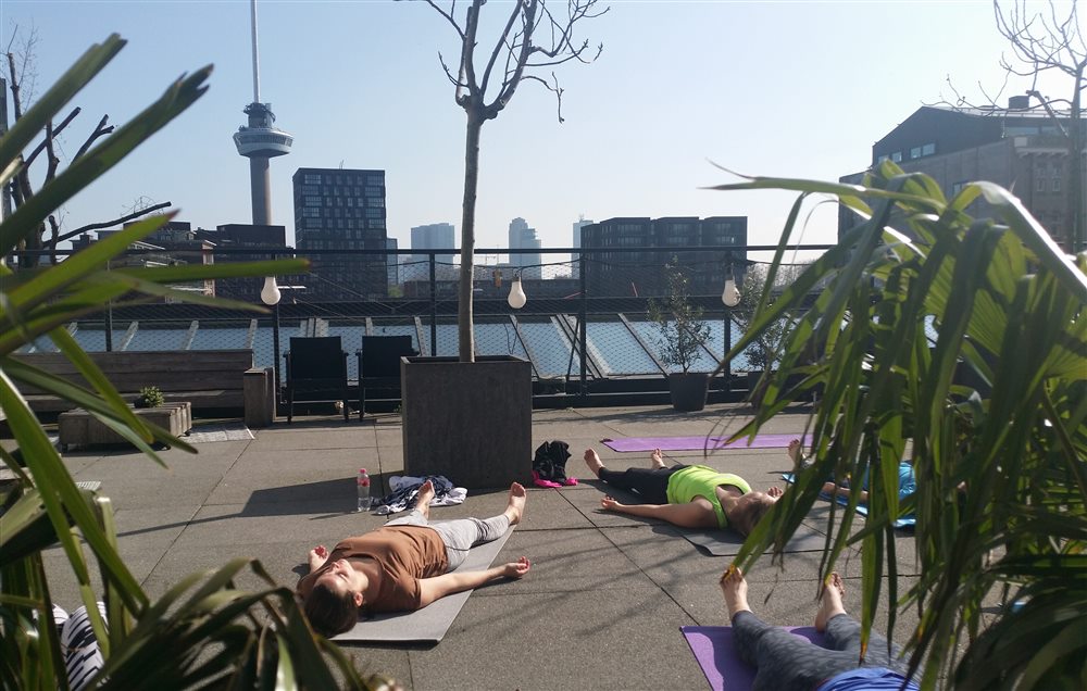 Groepsles yoga op locatie, verzorgd door heartspace108